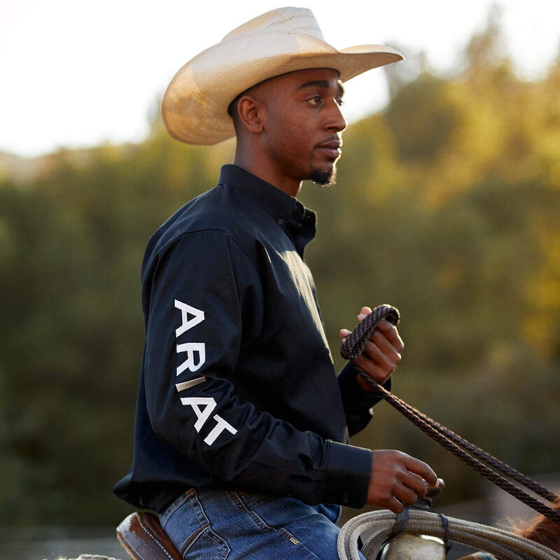 10034231 ARIAT LOGO SHRT-BLACK