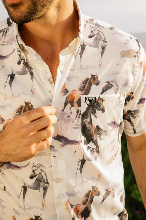 CWS9883 MEN'S SHORT SLEEVE MODERN FIT STRECH WILD HORSES PRINT SHIRT