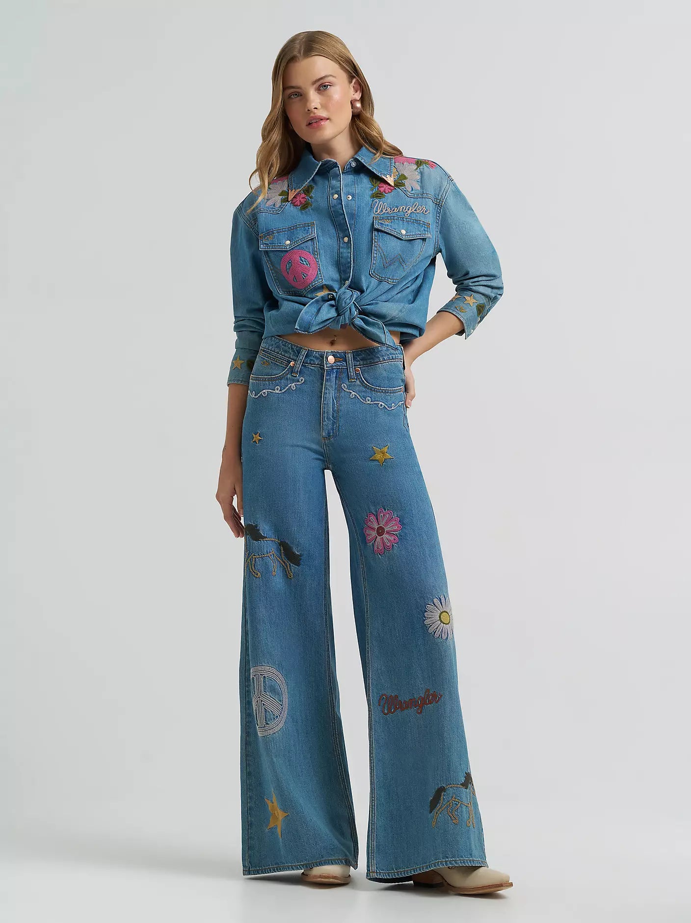 112375654 LAINEY WILSON X WRANGLER EMBROIDERED CHEEKY WIDE LEG JEAN