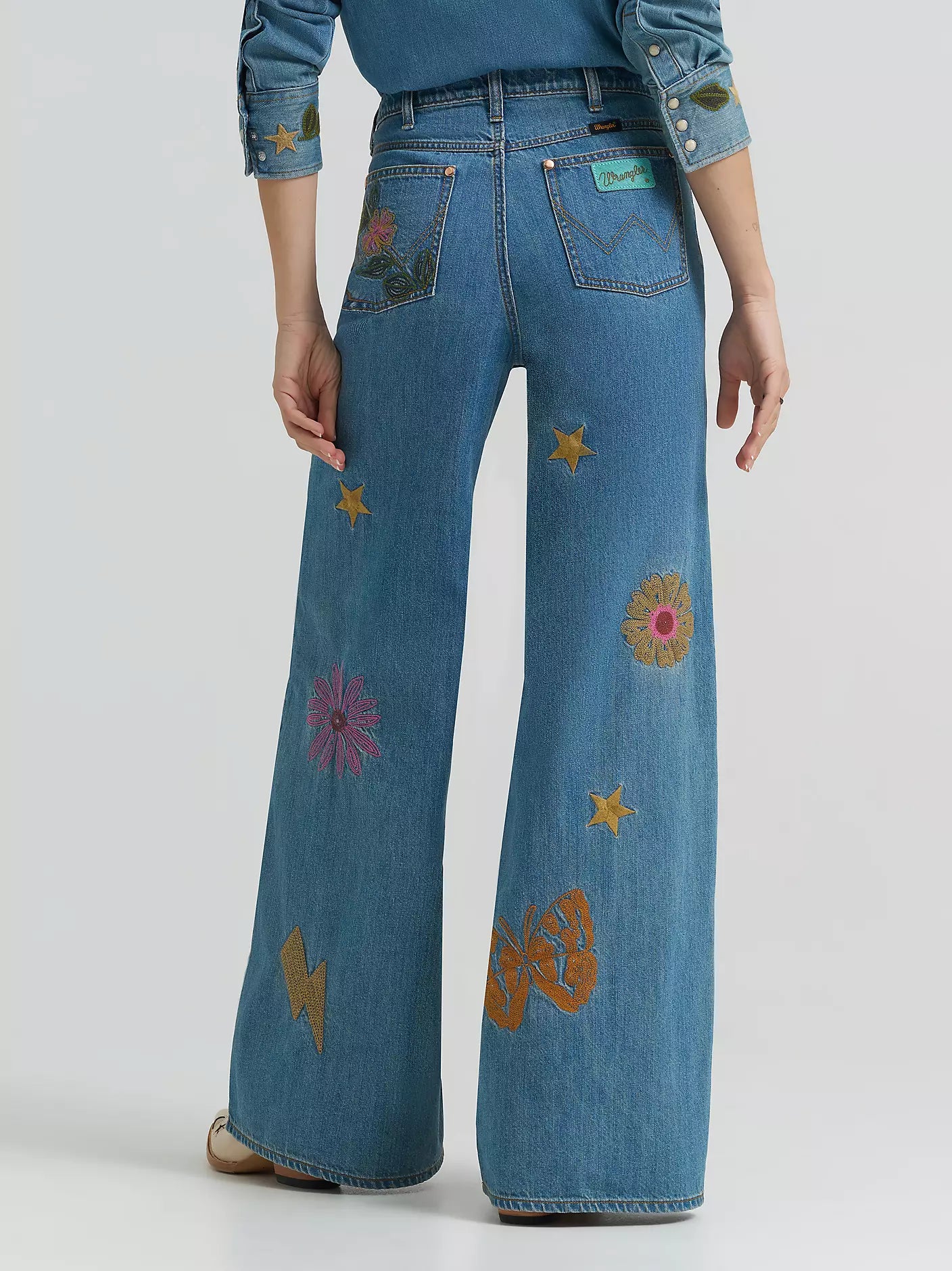 112375654 LAINEY WILSON X WRANGLER EMBROIDERED CHEEKY WIDE LEG JEAN