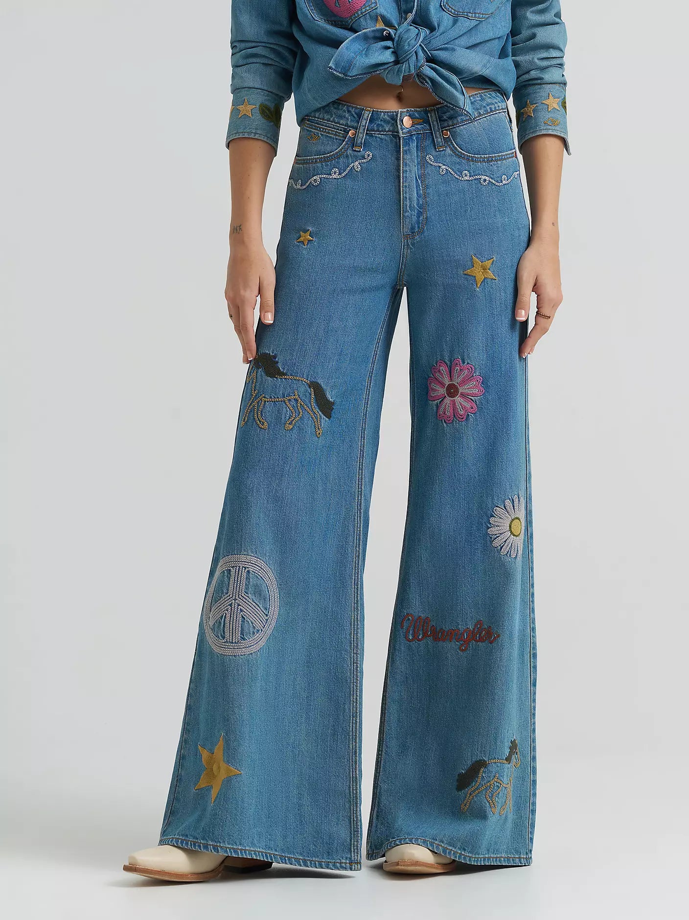 112375654 LAINEY WILSON X WRANGLER EMBROIDERED CHEEKY WIDE LEG JEAN