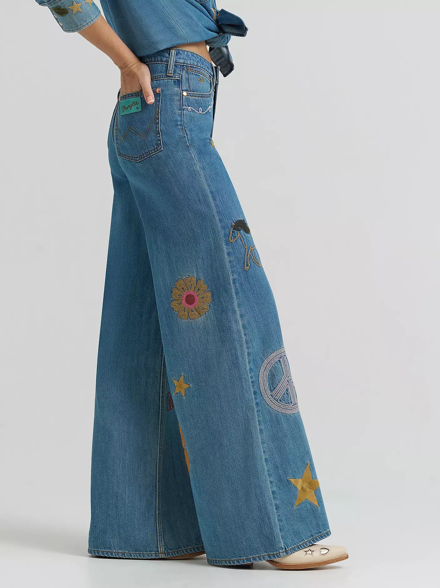 112375654 LAINEY WILSON X WRANGLER EMBROIDERED CHEEKY WIDE LEG JEAN