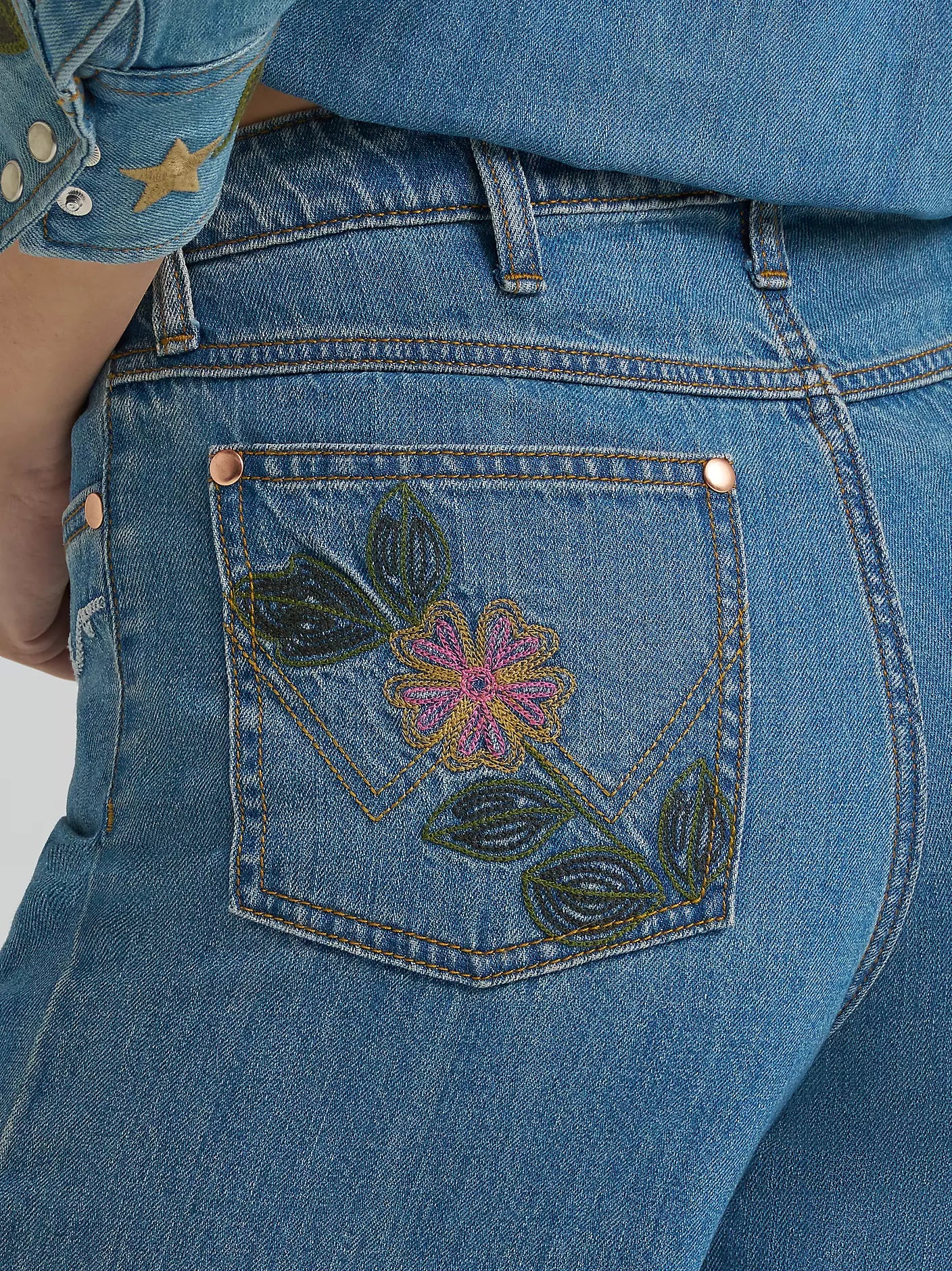 112375654 LAINEY WILSON X WRANGLER EMBROIDERED CHEEKY WIDE LEG JEAN