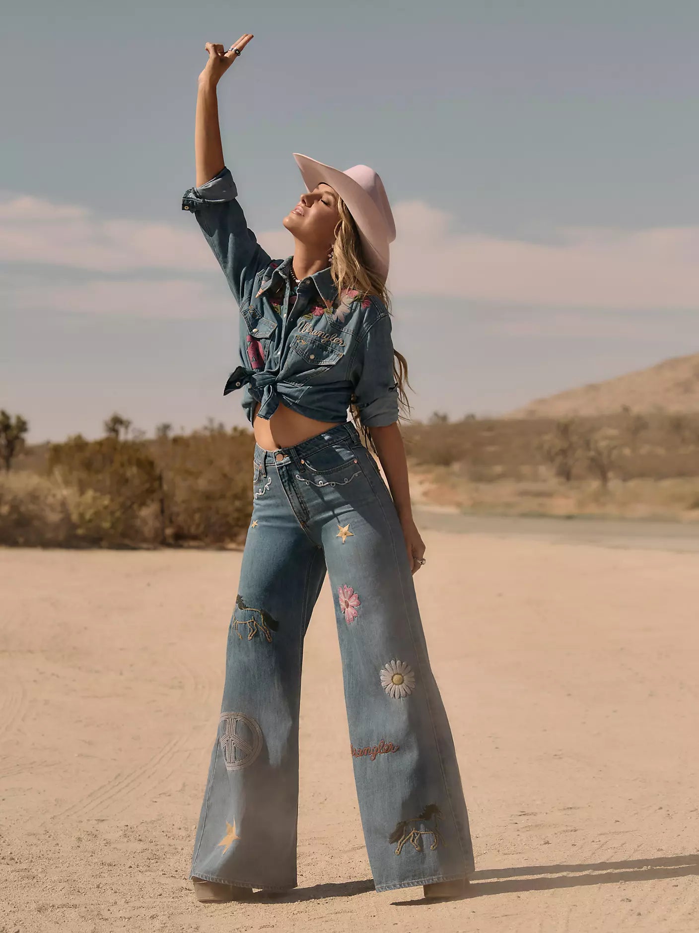 112375654 LAINEY WILSON X WRANGLER EMBROIDERED CHEEKY WIDE LEG JEAN